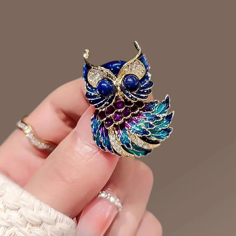 Broche de aleación de búho pintado con esmalte Adorable, accesorio elegante para hombres y mujeres, Pin de flor de alta gama, compromiso de boda, venta al por mayor
