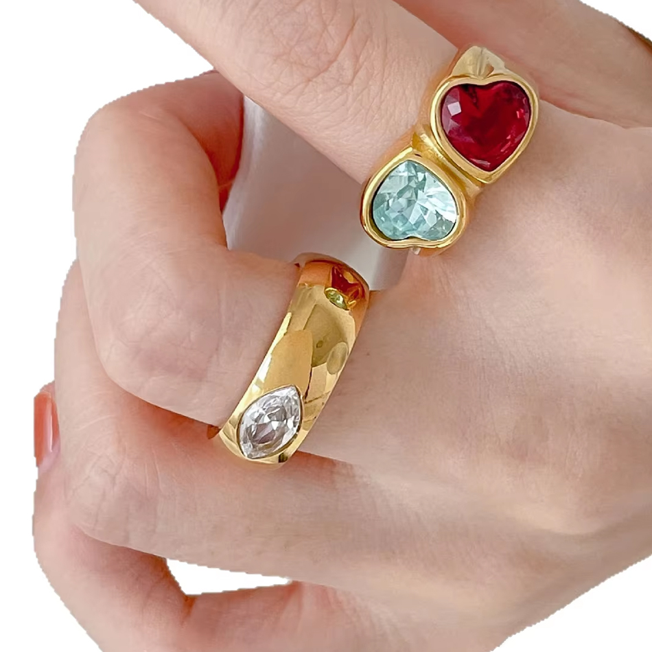 Joyería personalizada OEM, anillo de circón de corazón de melocotón de dos colores chapado en acero de titanio y oro de 18 quilates, anillo de diamantes de imitación transparente de circón cuadrado