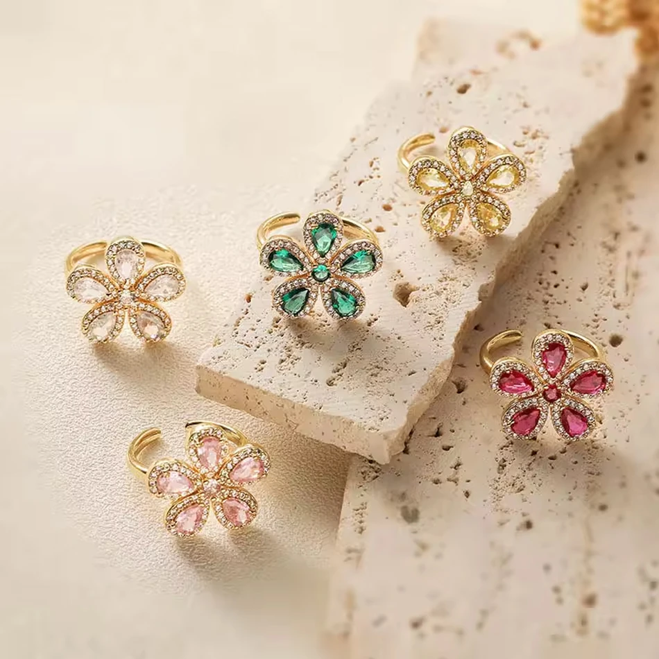 Joyer&iacute;a personalizada OEM, anillo de flores de lat&oacute;n con circonitas coloridas de alta calidad, chapa
