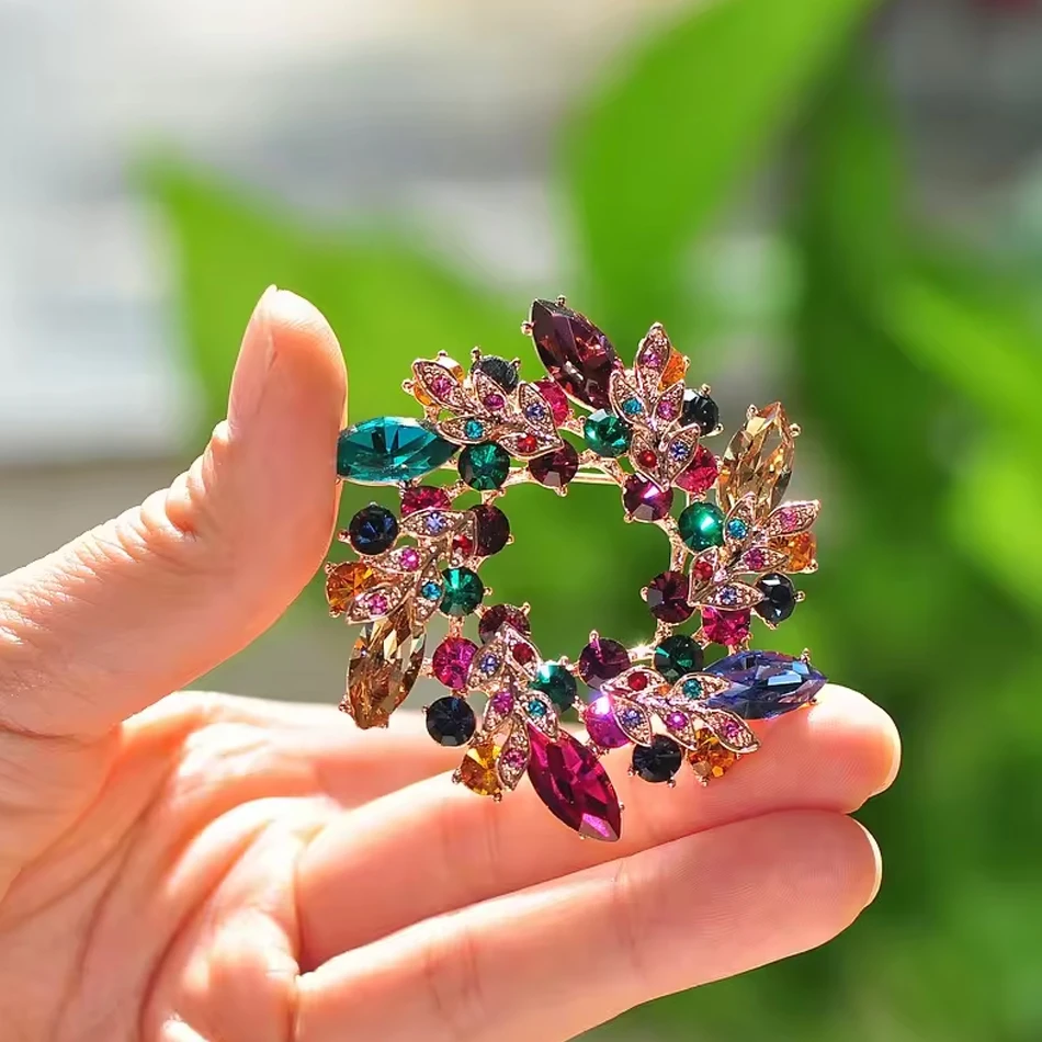 Broche de cristal hecho a medida, chapado en aleaci&oacute;n de zinc con diamantes de imitaci&oacute;n, coral, par
