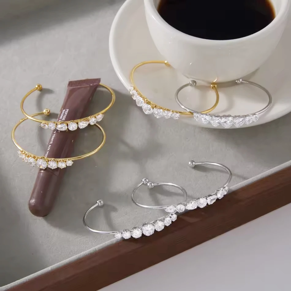 Joyer&iacute;a personalizada OEM, brazalete de circonio geom&eacute;trico calado en forma de coraz&oacute;n para mujer de